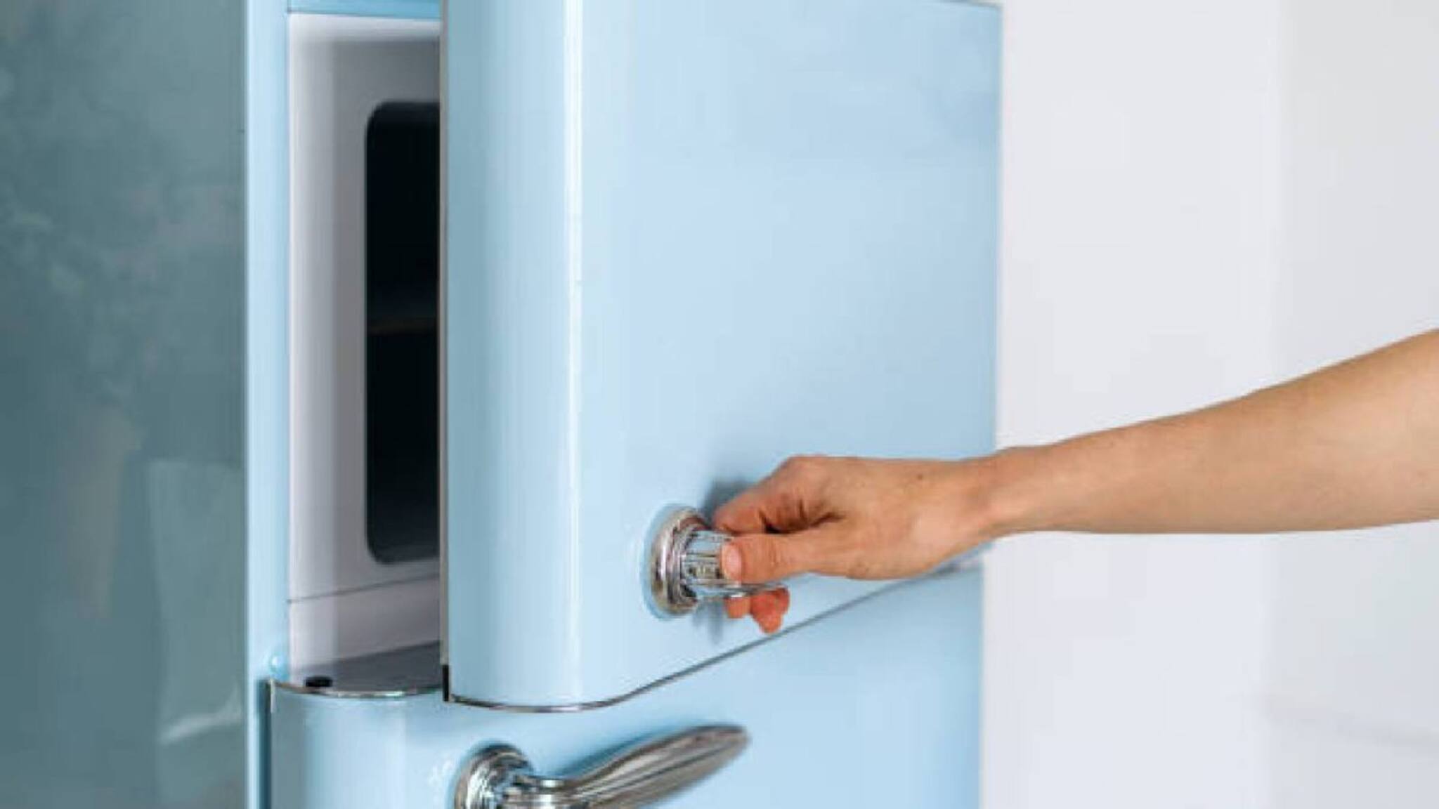 തൃശൂരിലെ ഫ്രിഡ്ജിനുള്ളിലെ ഭ്രൂണം; കളയാനുള്ള ബുദ്ധിമുട്ട് കാരണം സൂക്ഷിച്ചെന്ന് യുവതി