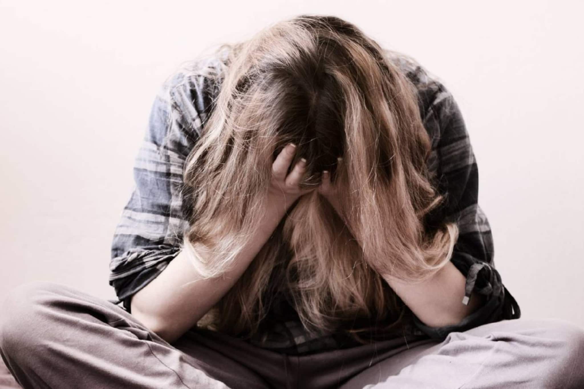 വീട്ടിൽ അതിക്രമിച്ച് കയറി പ്ലസ് വൺ വിദ്യാർത്ഥിനിക്ക് നേരെ ആക്രമണം, മുകൾ നിലയിൽ നിന്ന് വീണ കുട്ടിയുടെ നില ​ഗുരുതരം