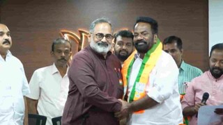 എം ജെ ജോബിനെ രാജീവ് ചന്ദ്രശേഖരൻ സ്വീകരിക്കുന്നു