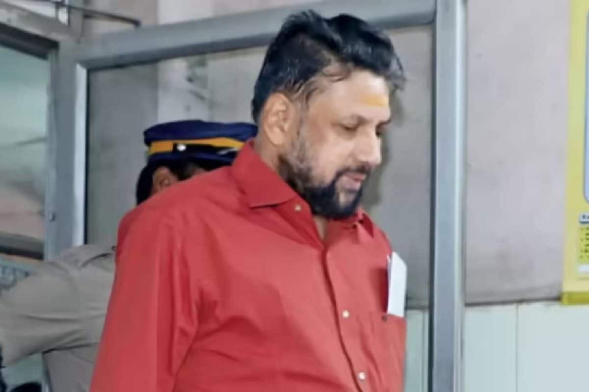 ശബരിമല സ്വര്ണ്ണക്കവര്ച്ച കേസ്; തന്ത്രി രാജീവരര്ക്ക് ഹൈക്കോടതിയുടെ നോട്ടീസ്; പരാമർശങ്ങൾക്ക് സ്റ്റേ