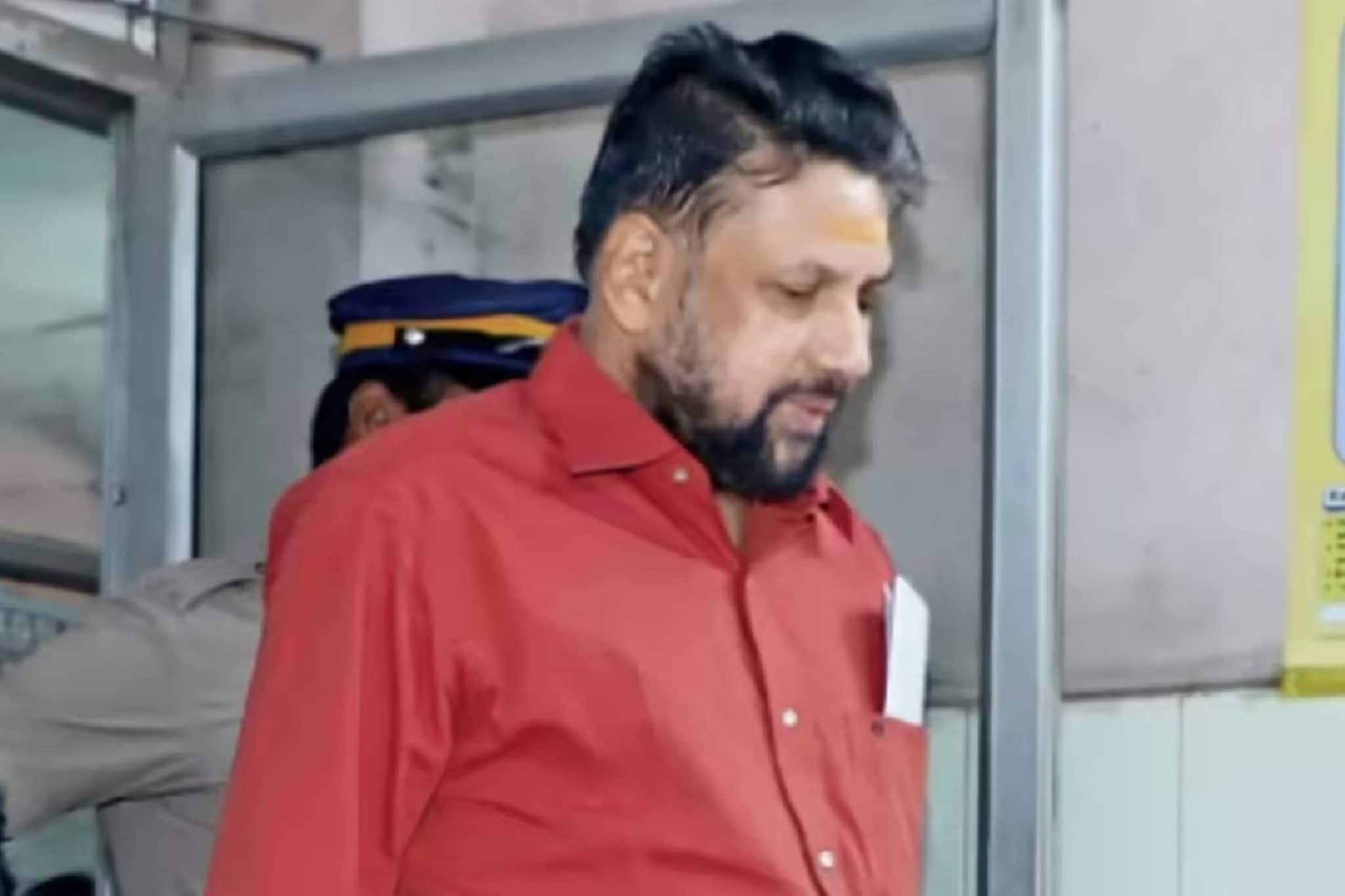 ശബരിമല സ്വര്ണ്ണക്കവര്ച്ച കേസ്; തന്ത്രി രാജീവരര്ക്ക് ഹൈക്കോടതിയുടെ നോട്ടീസ്; പരാമർശങ്ങൾക്ക് സ്റ്റേ ശബരിമല സ്വര്ണ്ണക്കവര്ച്ച കേസ്; തന്ത്രി രാജീവരര്ക്ക് ഹൈക്കോടതിയുടെ നോട്ടീസ്; പരാമർശങ്ങൾക്ക് സ്റ്റേ