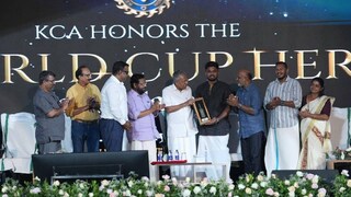 ചടങ്ങിൽ സഞ്ജു സാംസണിന് കെ.സി.എയുടെ സ്നേഹാദരവായി ഗോൾഡൻ ബാറ്റ് മുഖ്യമന്ത്രി സമ്മാനിച്ചു