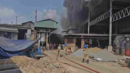 തീ അണയ്ക്കാനുള്ള ശ്രമം തീ അണയ്ക്കാനുള്ള ശ്രമം