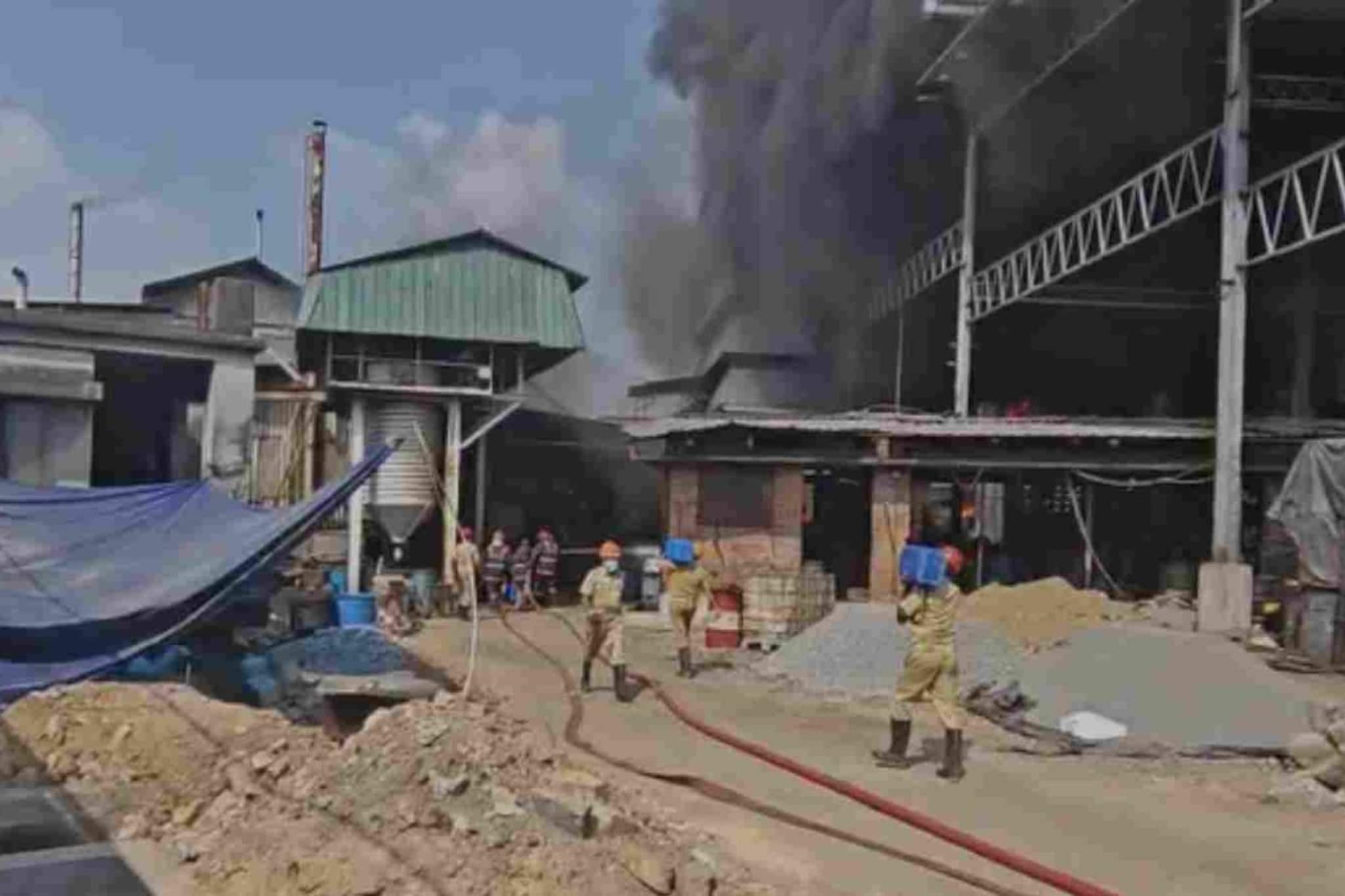 കൊച്ചി എടയാർ വ്യവസായ മേഖലയിൽ വൻ തീപിടിത്തം; ഒരാൾ മരിച്ചു കൊച്ചി എടയാർ വ്യവസായ മേഖലയിൽ വൻ തീപിടിത്തം; ഒരാൾ മരിച്ചു