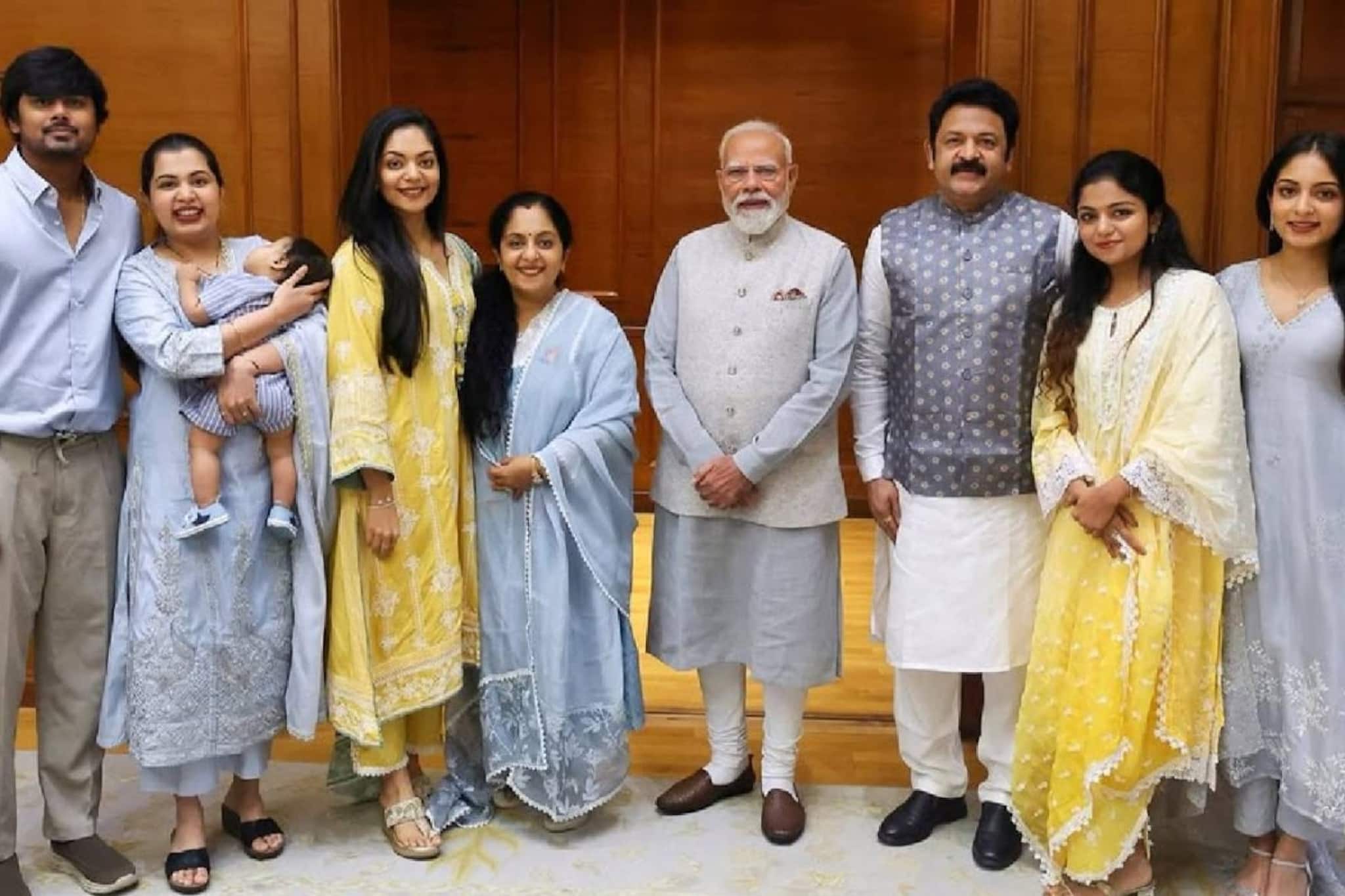 പ്രധാനമന്ത്രിക്കൊപ്പം സകുടുംബം കൃഷ്ണകുമാർ; അനുഭവക്കുറിപ്പുമായി അഹാന കൃഷ്ണ പ്രധാനമന്ത്രിക്കൊപ്പം സകുടുംബം കൃഷ്ണകുമാർ; അനുഭവക്കുറിപ്പുമായി അഹാന കൃഷ്ണ