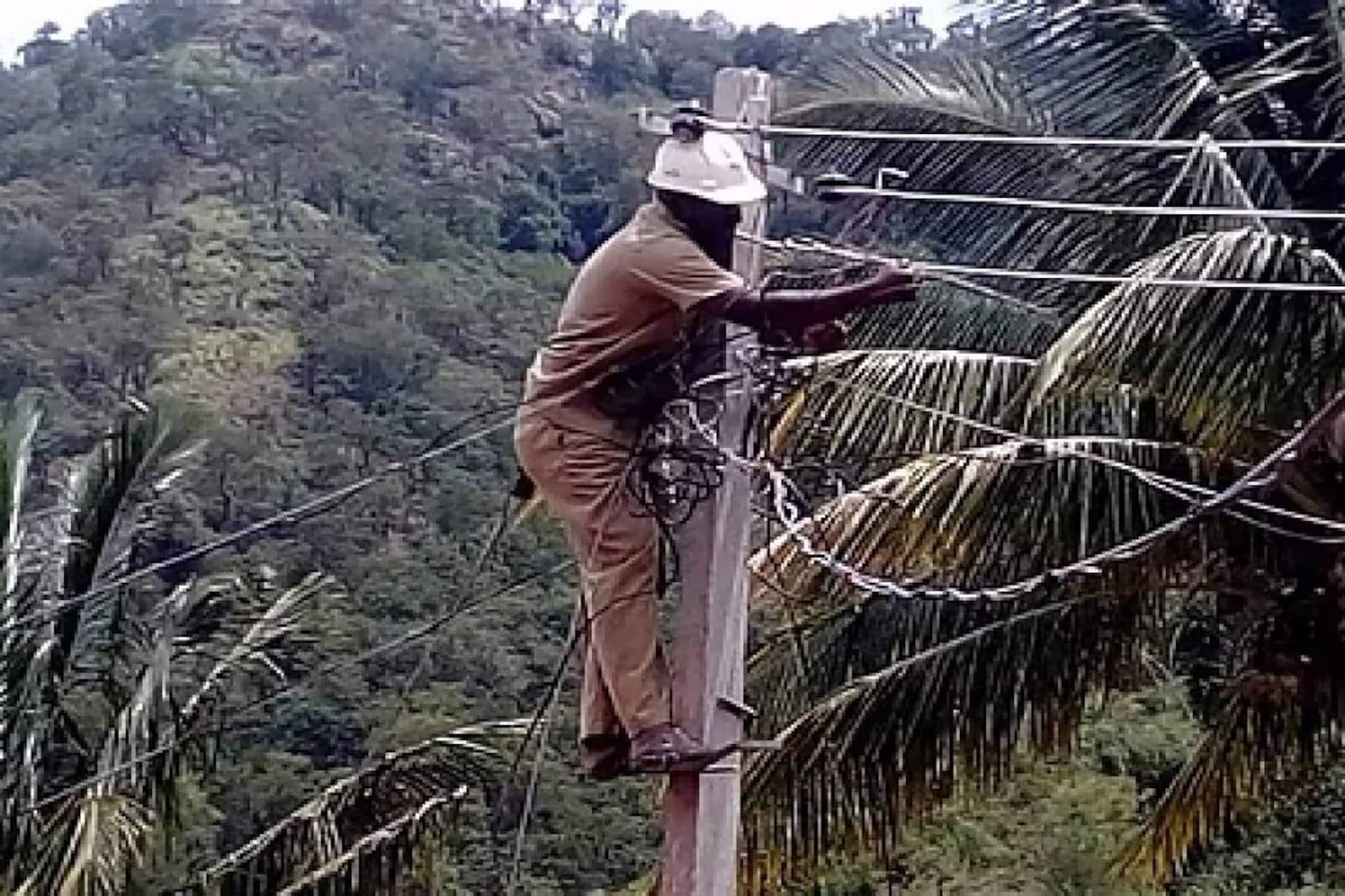 സ്ത്രീയും പുരുഷനും എട്ട് മിനിറ്റിൽ വൈദ്യുതത്തൂണിൽ കയറിയിറങ്ങണം; KSEB ഇലക്ട്രിസിറ്റി വർക്കർ യോഗ്യതയിൽ മാറ്റം വരുത്തി