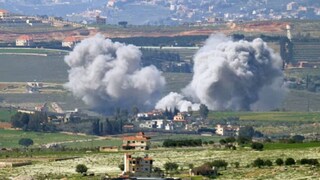 തെക്കൻ ലെബനൻ പ്രദേശമായ കഫാർ ടിബ്നിറ്റിൽ ഇസ്രായേലി ബോംബാക്രമണത്തെത്തുടർന്ന് പുക ഉയരുന്നു  (Image: AFP)