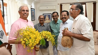 ഡോ. ജോര്‍ജ് ഓണക്കൂര്‍, വി. മധുസൂദനന്‍ നായര്‍ എന്നിവർ ഗവർണറെ കണ്ടപ്പോൾ