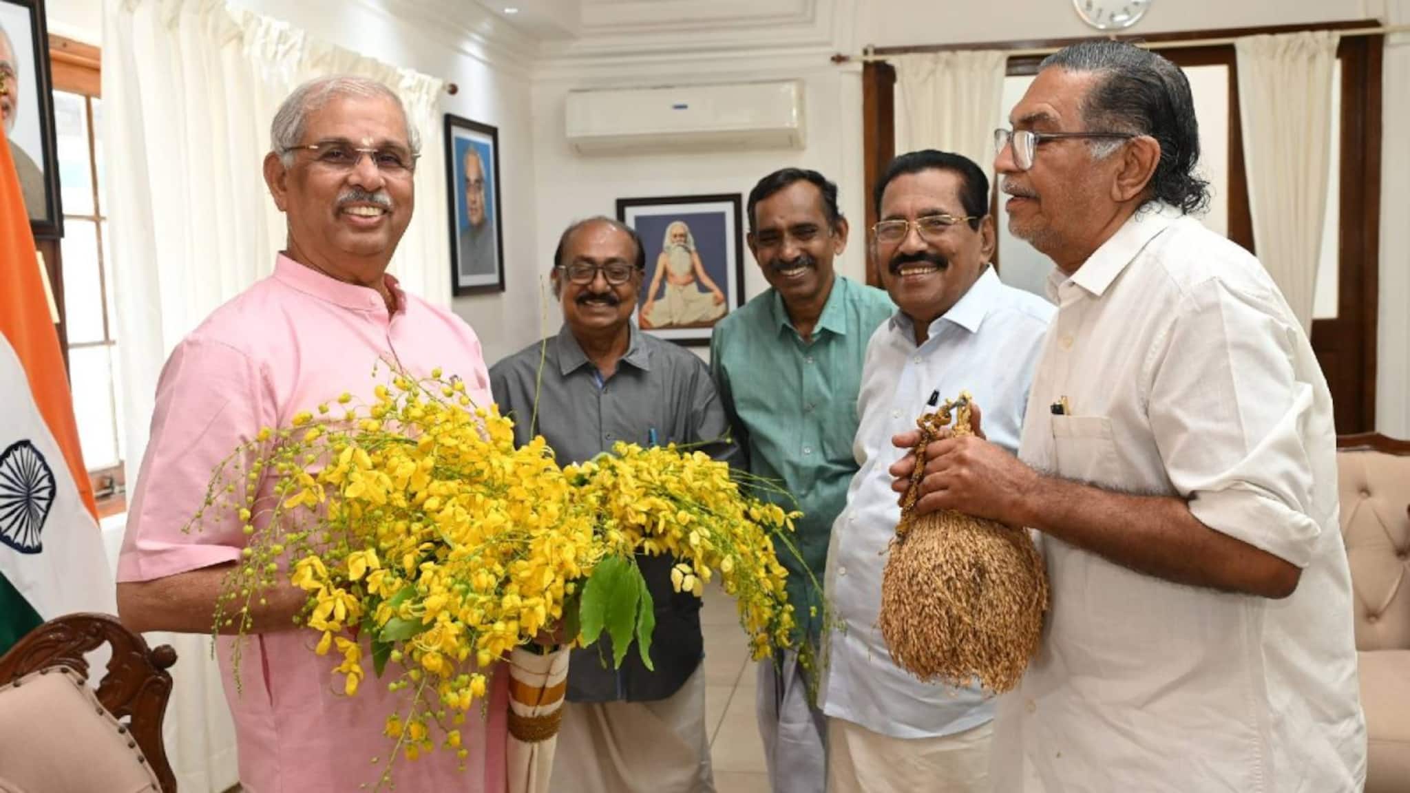 നെല്‍ക്കതിരും, കണിക്കൊന്നയുമായി സാഹിത്യ നായകന്മാർ ഗവര്‍ണറെ സന്ദര്‍ശിച്ചു