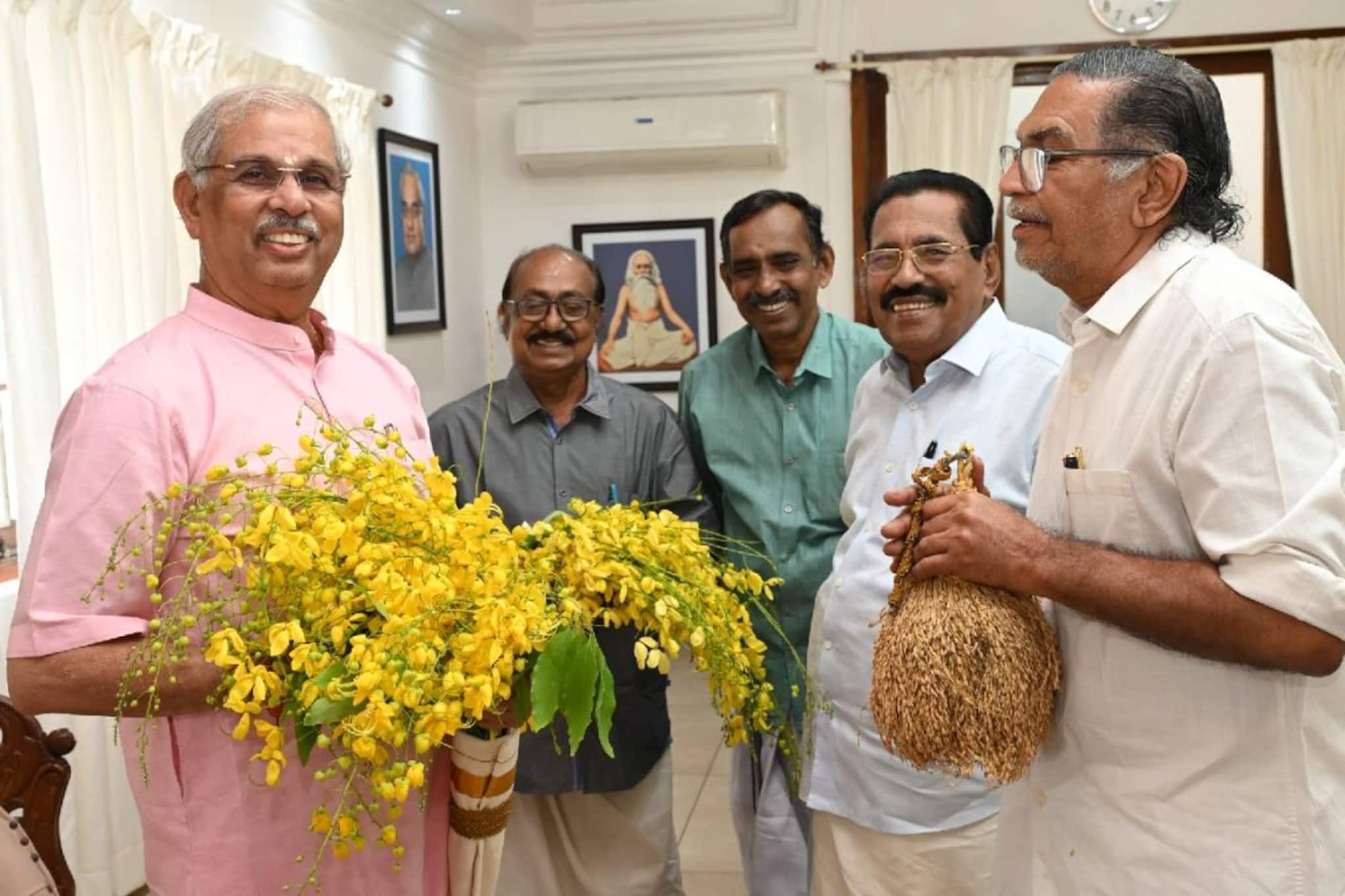 നെല്‍ക്കതിരും, കണിക്കൊന്നയുമായി സാഹിത്യ നായകന്മാർ ഗവര്‍ണറെ സന്ദര്‍ശിച്ചു