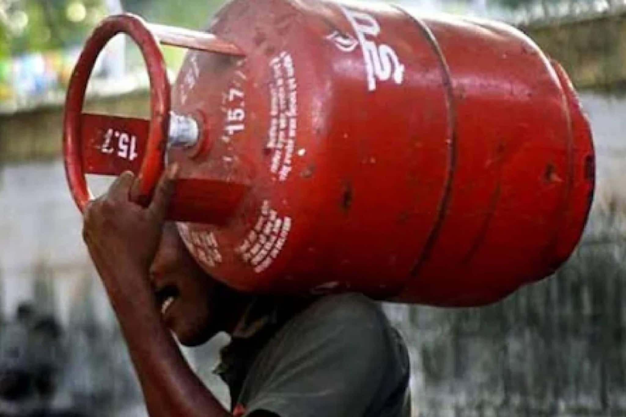 യുദ്ധം അടുക്കളയിലേക്ക്! പാചക വാതക ​ഗാർഹിക സിലണ്ടറിന് 60 രൂപ കൂടി