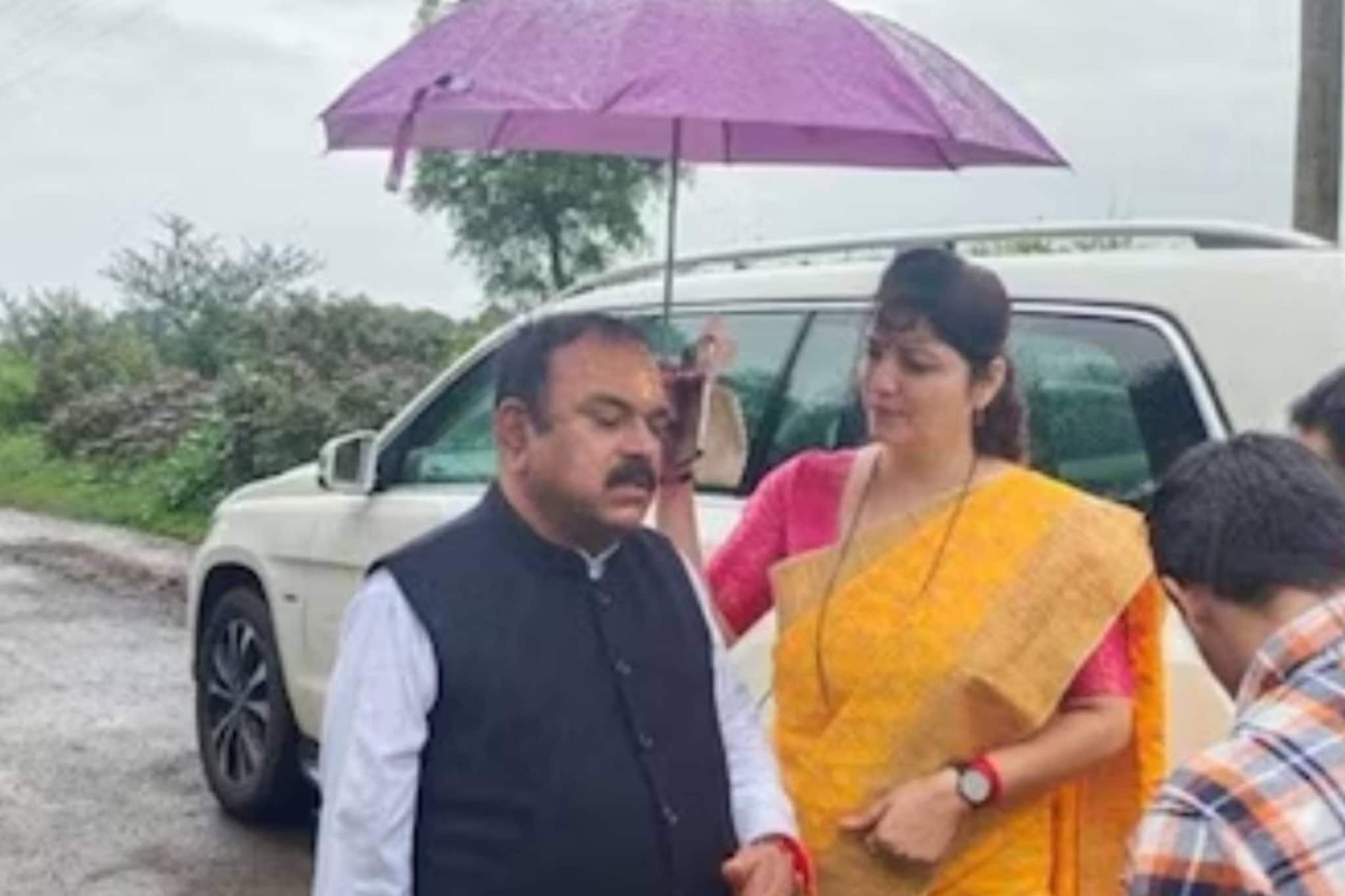 ബലാത്സംഗക്കേസ് പ്രതിയായ ജോത്സ്യനുമായി ബന്ധം; മഹാരാഷ്ട്ര വനിതാ കമ്മീഷൻ അദ്ധ്യക്ഷ രാജിവച്ചു ബലാത്സംഗക്കേസ് പ്രതിയായ ജോത്സ്യനുമായി ബന്ധം; മഹാരാഷ്ട്ര വനിതാ കമ്മീഷൻ അദ്ധ്യക്ഷ രാജിവച്ചു