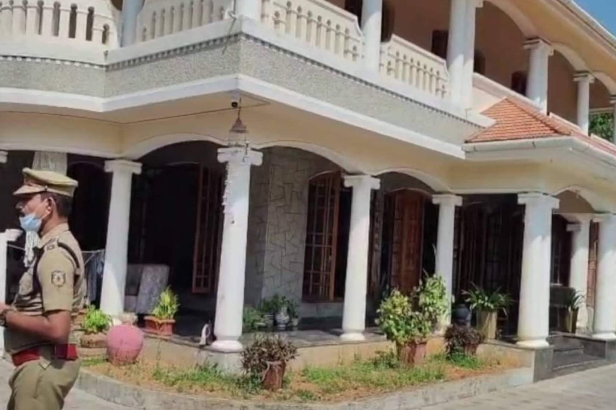 വടുതലയിൽ കൂട്ടആത്മഹത്യ ; ഒരു കുടുംബത്തിലെ 5 പേർ മരിച്ച നിലയിൽ വടുതലയിൽ കൂട്ടആത്മഹത്യ ; ഒരു കുടുംബത്തിലെ 5 പേർ മരിച്ച നിലയിൽ