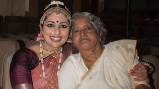 നവ്യ നായർ ഭർതൃമാതാവിനൊപ്പം