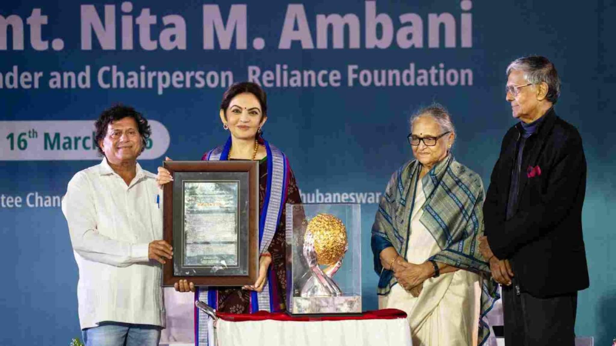 നിത അംബാനിക്ക് കലിംഗ ഇൻസ്റ്റിറ്റ്യൂട്ട് ഓഫ് സോഷ്യൽ സയൻസസിന്റെ ഹ്യുമാനിറ്റേറിയൻ പുരസ്കാരം