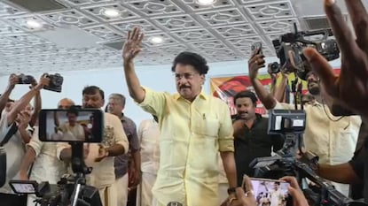 കൺവെൻഷനിലേക്ക് പി കെ ശശി എത്തിയപ്പോള് കൺവെൻഷനിലേക്ക് പി കെ ശശി എത്തിയപ്പോള്