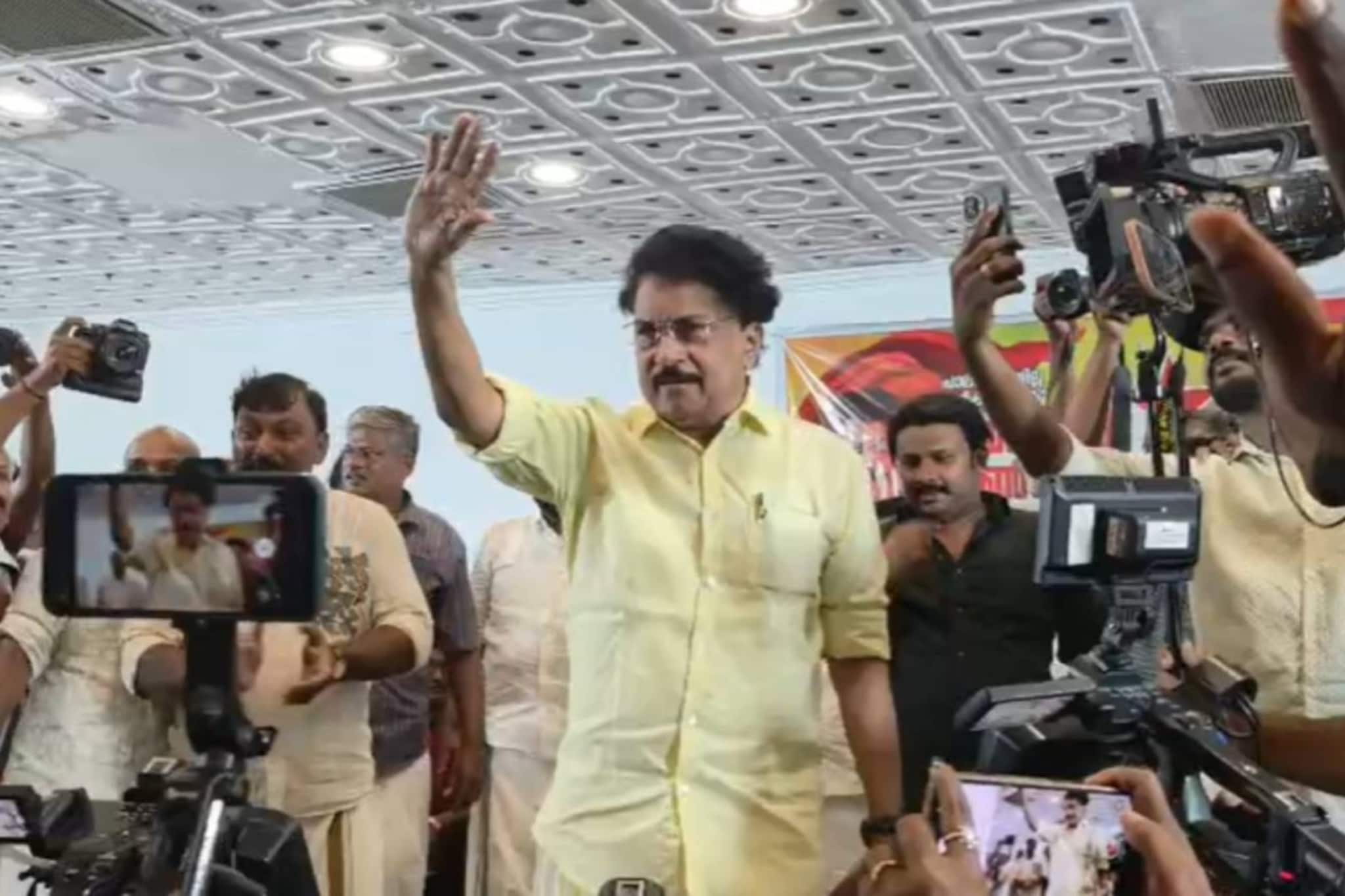 പാലക്കാട്ടെ സിപിഎം വിമത കൺവെൻഷനിൽ പി കെ ശശി; 'തീവ്രത'യോടെ സ്വീകരിച്ച് പ്രവർത്തകർ പാലക്കാട്ടെ സിപിഎം വിമത കൺവെൻഷനിൽ പി കെ ശശി; 'തീവ്രത'യോടെ സ്വീകരിച്ച് പ്രവർത്തകർ