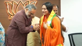 സീമ വിനീതിനെ രാജീവ് ചന്ദ്രശേഖർ ഷാളണിയിച്ച് സ്വീകരിക്കുന്നു സീമ വിനീതിനെ രാജീവ് ചന്ദ്രശേഖർ ഷാളണിയിച്ച് സ്വീകരിക്കുന്നു