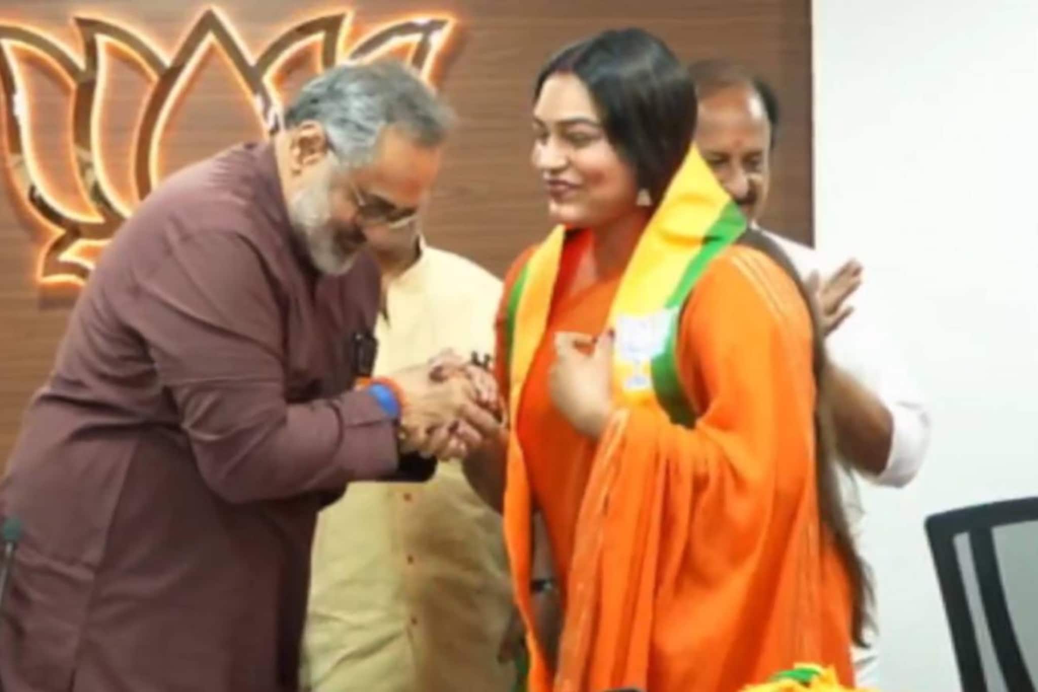 മേക്കപ്പ് ആര്ട്ടിസ്റ്റ് സീമ വിനീതും ഭരതനാട്യം കലാകാരി അദ്രിജയും ഉള്പ്പെടെ 15പേര് ബിജെപിയില് മേക്കപ്പ് ആര്ട്ടിസ്റ്റ് സീമ വിനീതും ഭരതനാട്യം കലാകാരി അദ്രിജയും ഉള്പ്പെടെ 15പേര് ബിജെപിയില്