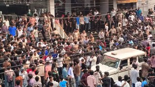 കടയുടെ മുന്നിലെ തിരക്ക് 