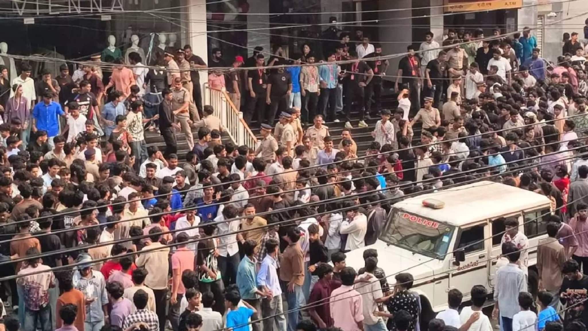 കോഴിക്കോട് ഒരു രൂപയ്ക്ക് ഷൂ ! ജനം കൂടി സംഘർഷമായതോടെ പൊലീസ് ലാത്തിവീശി; കടയുടമകൾ കസ്റ്റഡിയിൽ