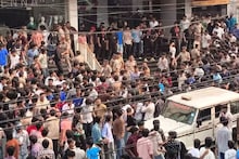 കോഴിക്കോട് ഒരു രൂപയ്ക്ക് ഷൂ ! ജനം കൂടി സംഘർഷമായതോടെ പൊലീസ് ലാത്തിവീശി; കടയുടമകൾ കസ്റ്റഡിയിൽ