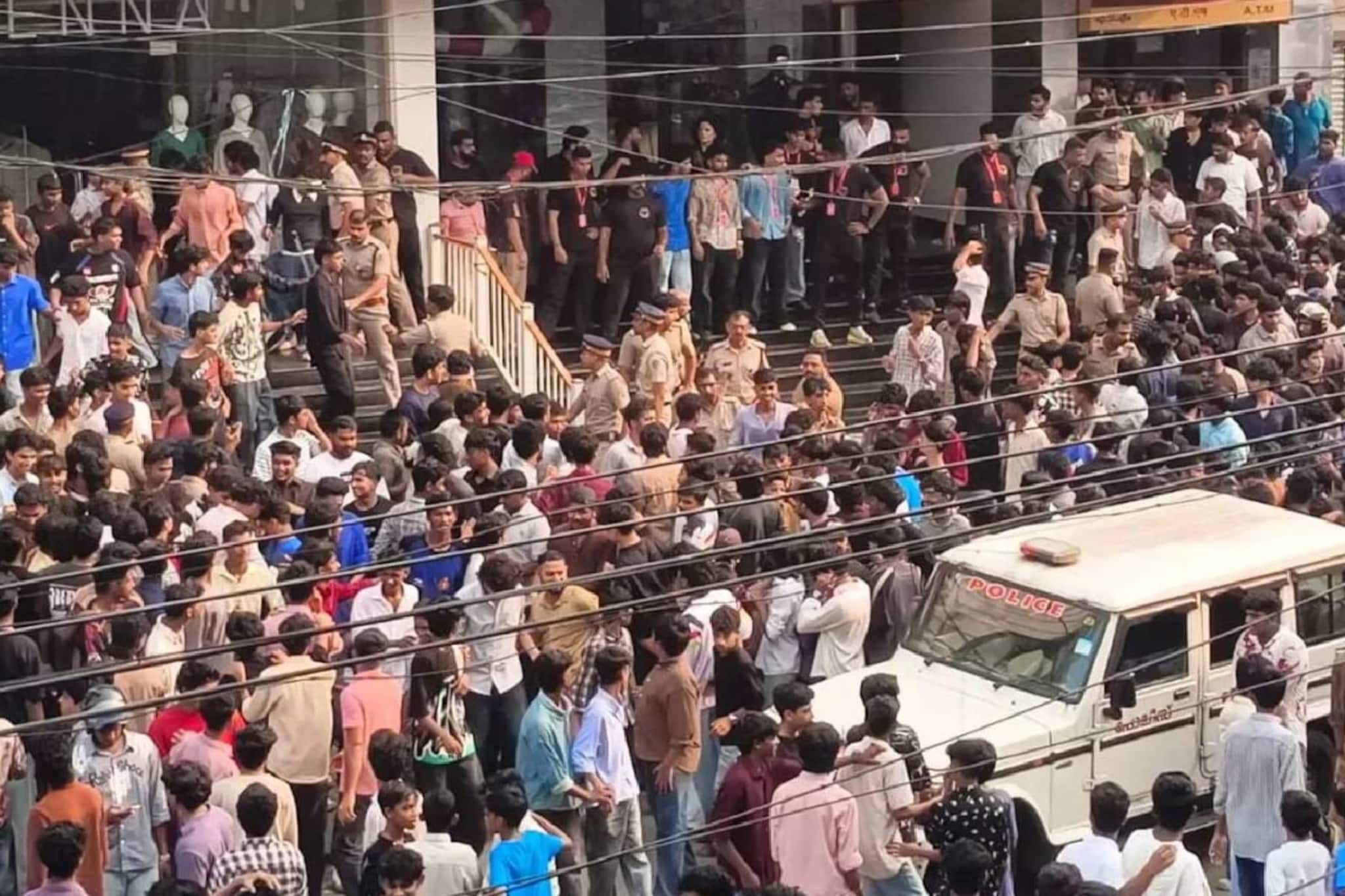 കോഴിക്കോട് ഒരു രൂപയ്ക്ക് ഷൂ ! ജനം കൂടി സംഘർഷമായതോടെ പൊലീസ് ലാത്തിവീശി; കടയുടമകൾ കസ്റ്റഡിയിൽ