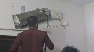 എ സിക്കുള്ളിൽ നിന്ന് പാമ്പിനെ പിടികൂടുന്നു