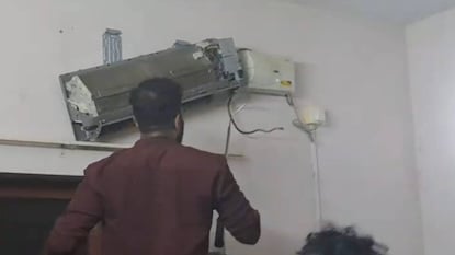 എ സിക്കുള്ളിൽ നിന്ന് പാമ്പിനെ പിടികൂടുന്നു എ സിക്കുള്ളിൽ നിന്ന് പാമ്പിനെ പിടികൂടുന്നു