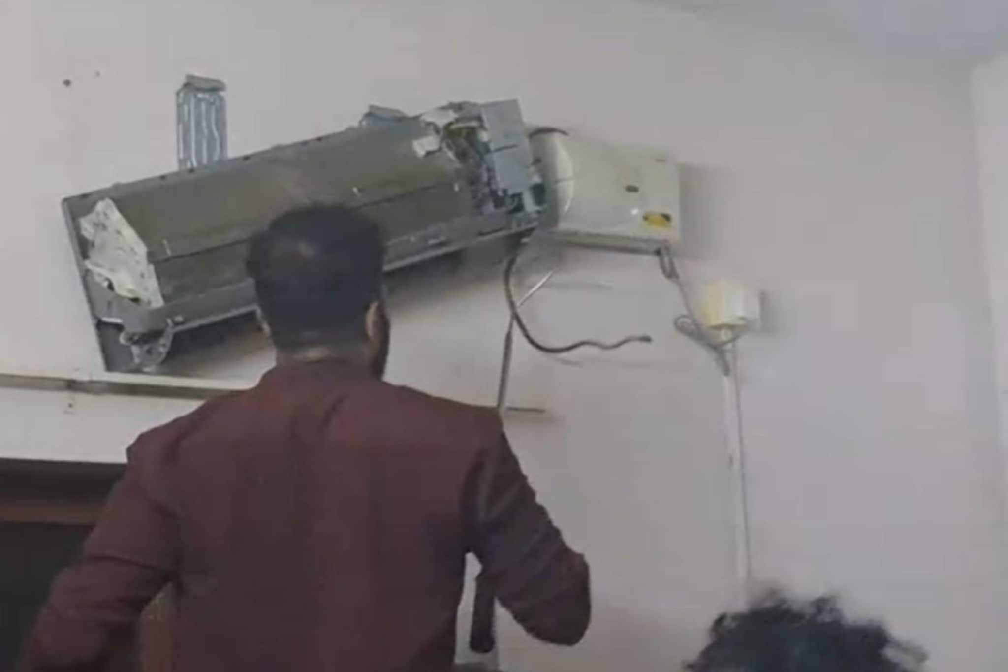 തിരുവനന്തപുരത്ത് വീട്ടിലെ എയർ കണ്ടീഷനുള്ളിൽ 5 പാമ്പുകൾ; ശ്രദ്ധയിൽപ്പെട്ടത് ശബ്ദം കേട്ട്