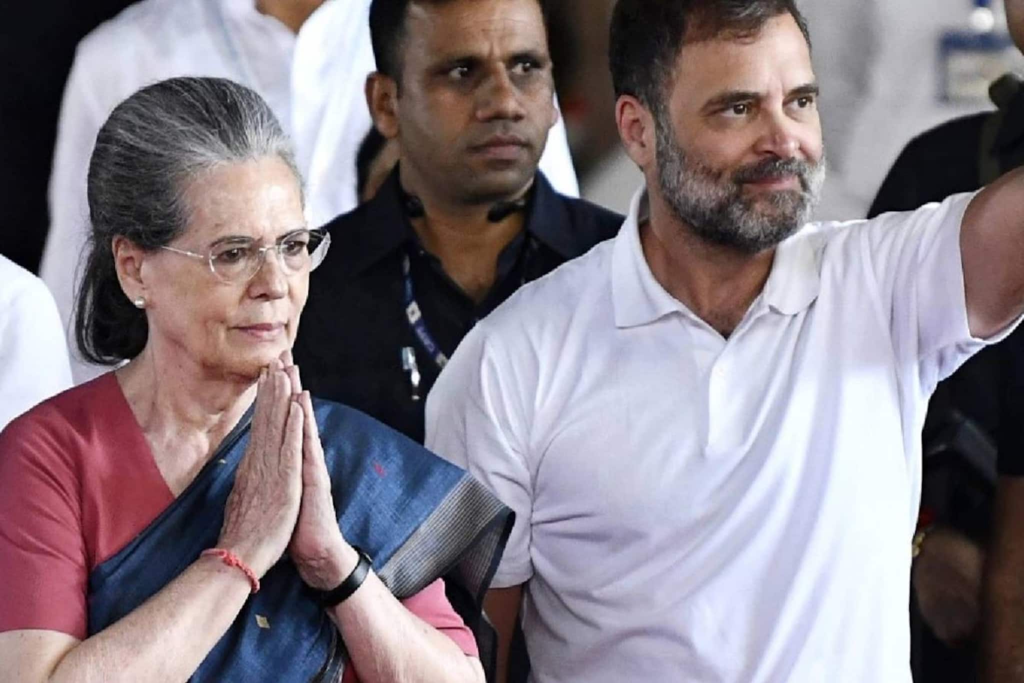 സോണിയ ഗാന്ധി ആശുപത്രിയിൽ; രാഹുൽ ഗാന്ധി കേരളം പര്യടനം ഒഴിവാക്കി