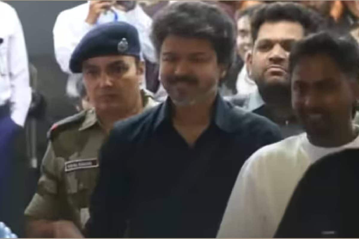 കൂടെ ആരുമില്ല; മുംബൈയിൽ ആറ്റ്ലിയുടെ ഭാര്യയുടെ ബേബി ഷവറിൽ പങ്കെടുത്ത് ദളപതി വിജയ്