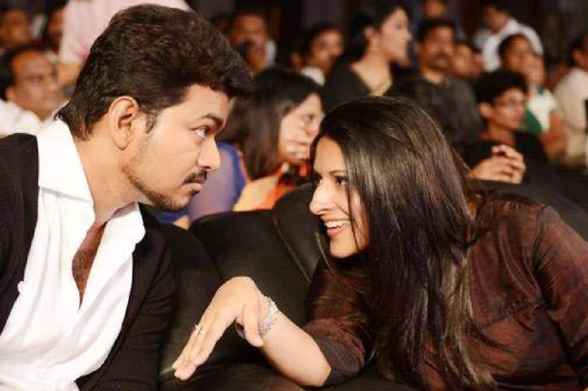 വിജയ്ക്ക് ഭാര്യയെ പിരിയാൻ വയ്യേ? വൻ തുക മുന്നോട്ടു വച്ച് കോടതിക്ക് പുറത്ത് ഒത്തുതീർപ്പിന് ശ്രമമെന്ന് റിപ്പോർട്ട് വിജയ്ക്ക് ഭാര്യയെ പിരിയാൻ വയ്യേ? വൻ തുക മുന്നോട്ടു വച്ച് കോടതിക്ക് പുറത്ത് ഒത്തുതീർപ്പിന് ശ്രമമെന്ന് റിപ്പോർട്ട്