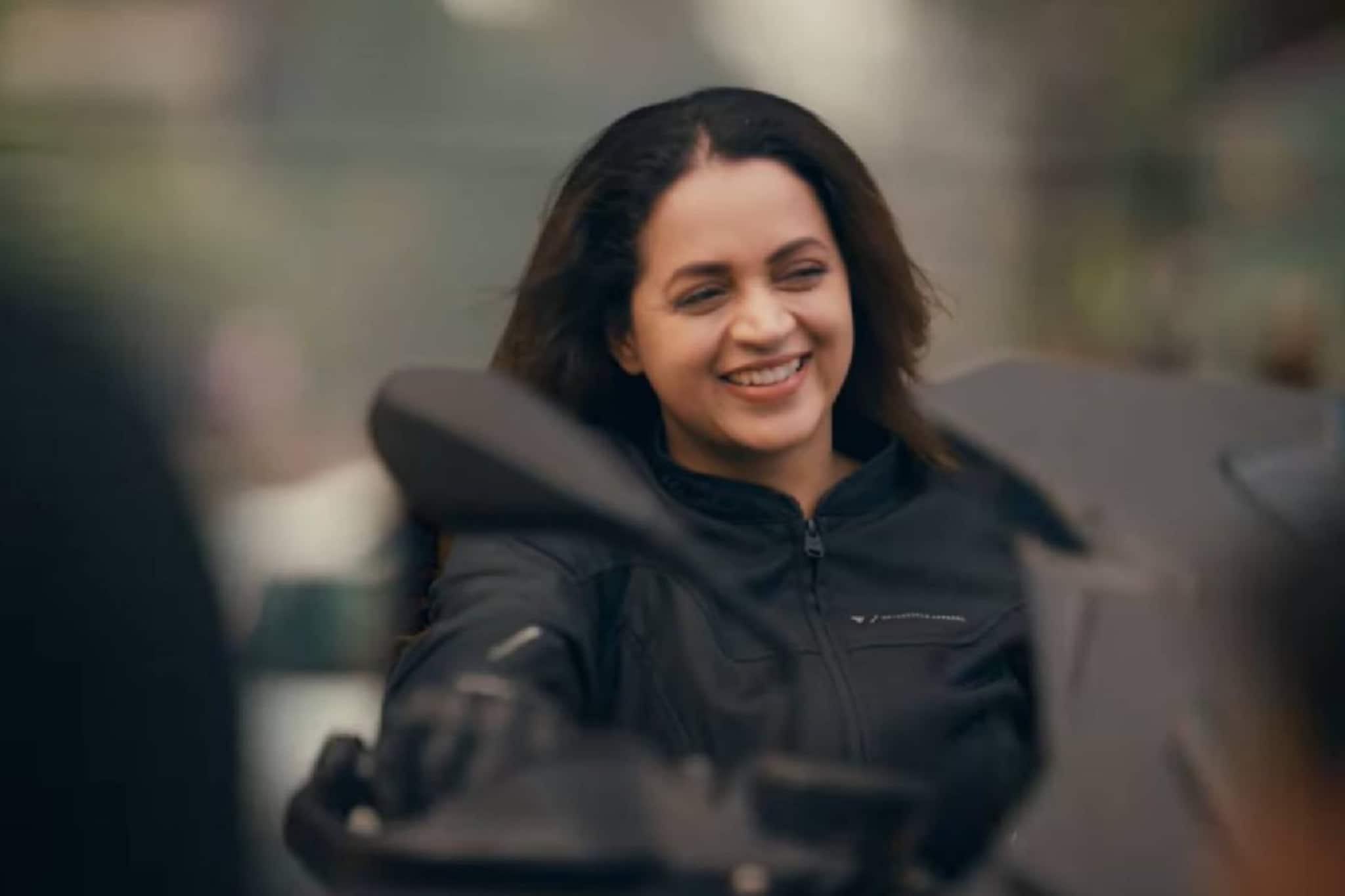 ഓക്കേ അല്ലേ എന്ന് ഭാവന; ഡബിൾ ഓക്കേ അടിച്ച് വിദ്യാർത്ഥികൾ; ഇനി ഭാവന 'തുടരും' പിന്തുണയുമായി മഞ്ജു വാര്യരും