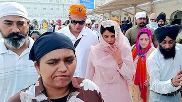 ഈ നിമിഷത്തിൽ പിതാവിനെ ഓർക്കുന്നു, സുവർണക്ഷേത്രത്തിൽ ദർശനം നടത്തി പ്രിയങ്ക ചോപ്ര ഈ നിമിഷത്തിൽ പിതാവിനെ ഓർക്കുന്നു, സുവർണക്ഷേത്രത്തിൽ ദർശനം നടത്തി പ്രിയങ്ക ചോപ്ര