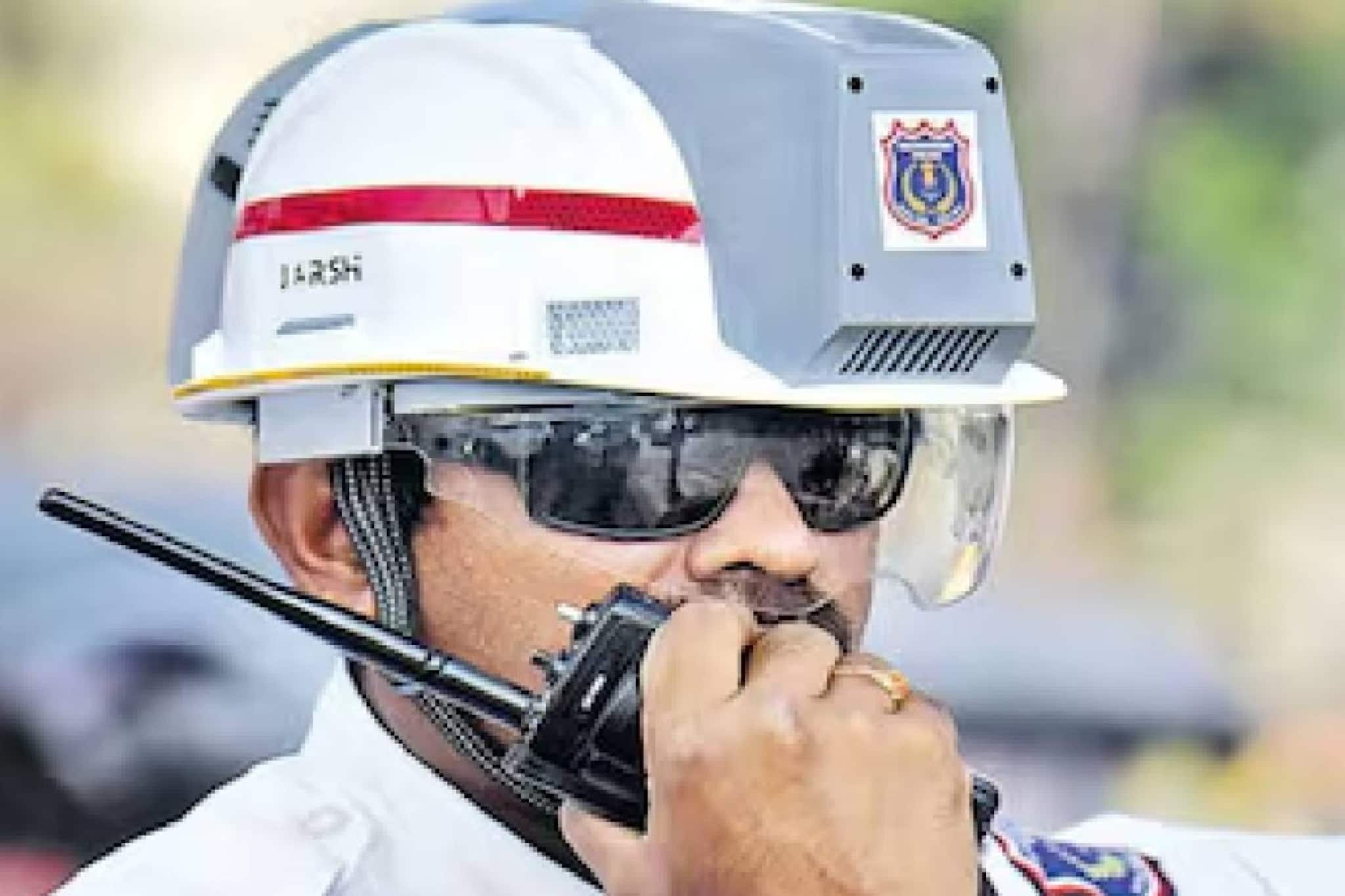 ചൂടിനെ തോൽപ്പിക്കാൻ എസി ഹെൽമെറ്റുമായി കാൺപൂർ ട്രാഫിക് പോലീസ്