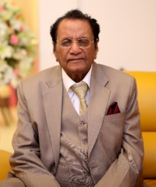 വയസ് വെറുമൊരു നമ്പർ മാത്രമാണെന്ന് തെളിയിച്ച് രാജ്യത്തെ ഏറ്റവും പ്രായം കൂടിയ ശതകോടീശ്വരനായ എൽഐസി ഏജന്റ് ലച്ച്മാൻ ദാസ്. കഷ്ടപ്പാടിനും അധ്വാനത്തിനുമപ്പുറും ജീവിതത്തിൽ അസാധാരണ വിജയം കൈവരിച്ച വ്യക്തിയാണ് പഞ്ചാബിലെ ഹോഷിയാർപൂർ സ്വദേശിയായ ലച്ച്മാൻ ദാസ്. പലരും 60-ാം വയസിൽ വിശ്രമജീവിതത്തിലേക്ക് മടങ്ങുമ്പോൾ 93-ാമത്തെ വയസിലും തന്റെ വിജയഗാഥ തുടരുകയാണ് അദ്ദേഹം. വയസ് വെറുമൊരു നമ്പർ മാത്രമാണെന്ന് തെളിയിച്ച് രാജ്യത്തെ ഏറ്റവും പ്രായം കൂടിയ ശതകോടീശ്വരനായ എൽഐസി ഏജന്റ് ലച്ച്മാൻ ദാസ്. കഷ്ടപ്പാടിനും അധ്വാനത്തിനുമപ്പുറും ജീവിതത്തിൽ അസാധാരണ വിജയം കൈവരിച്ച വ്യക്തിയാണ് പഞ്ചാബിലെ ഹോഷിയാർപൂർ സ്വദേശിയായ ലച്ച്മാൻ ദാസ്. പലരും 60-ാം വയസിൽ വിശ്രമജീവിതത്തിലേക്ക് മടങ്ങുമ്പോൾ 93-ാമത്തെ വയസിലും തന്റെ വിജയഗാഥ തുടരുകയാണ് അദ്ദേഹം.