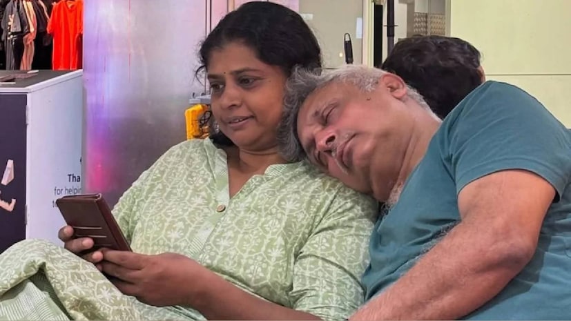 നടനും ഗായകനും എഴുത്തുകാരനുമായ പീയുഷ് മിശ്ര (Piyush Mishra) അദ്ദേഹത്തിന്റെ വ്യക്തി ജീവിതത്തെക്കുറിച്ചും വിവാഹത്തെക്കുറിച്ചും വൈകാരികമായ അകൽച്ചയെ പറ്റിയും വിശ്വാസവഞ്ചനയെ കുറിച്ചും അടുത്തിടെ നടത്തിയ വെളിപ്പെടുത്തൽ വൈറലായി മാറുന്നു. 'തുമാരി ആഖത് ക്യാ ഹേ' എന്ന ഓർമക്കുറിപ്പിൽ ബന്ധങ്ങളെ കുറിച്ചുള്ള തന്റെ ധാരണ എങ്ങനെ കാലവും ആത്മപരിശോധനയും വഴി മെച്ചപ്പെട്ടു എന്ന് പീയുഷ്. വർഷങ്ങളോളം ഭർത്താവിന്റെ പരസ്ത്രീ ബന്ധം അറിഞ്ഞിട്ടു പോലും ഭാര്യ പ്രിയ തന്നെ ഉപേക്ഷിക്കാതെ കൂടെ ഉണ്ടായതിനെ കുറിച്ചും അദ്ദേഹം വിശദമാക്കുന്നു നടനും ഗായകനും എഴുത്തുകാരനുമായ പീയുഷ് മിശ്ര (Piyush Mishra) അദ്ദേഹത്തിന്റെ വ്യക്തി ജീവിതത്തെക്കുറിച്ചും വിവാഹത്തെക്കുറിച്ചും വൈകാരികമായ അകൽച്ചയെ പറ്റിയും വിശ്വാസവഞ്ചനയെ കുറിച്ചും അടുത്തിടെ നടത്തിയ വെളിപ്പെടുത്തൽ വൈറലായി മാറുന്നു. 'തുമാരി ആഖത് ക്യാ ഹേ' എന്ന ഓർമക്കുറിപ്പിൽ ബന്ധങ്ങളെ കുറിച്ചുള്ള തന്റെ ധാരണ എങ്ങനെ കാലവും ആത്മപരിശോധനയും വഴി മെച്ചപ്പെട്ടു എന്ന് പീയുഷ്. വർഷങ്ങളോളം ഭർത്താവിന്റെ പരസ്ത്രീ ബന്ധം അറിഞ്ഞിട്ടു പോലും ഭാര്യ പ്രിയ തന്നെ ഉപേക്ഷിക്കാതെ കൂടെ ഉണ്ടായതിനെ കുറിച്ചും അദ്ദേഹം വിശദമാക്കുന്നു