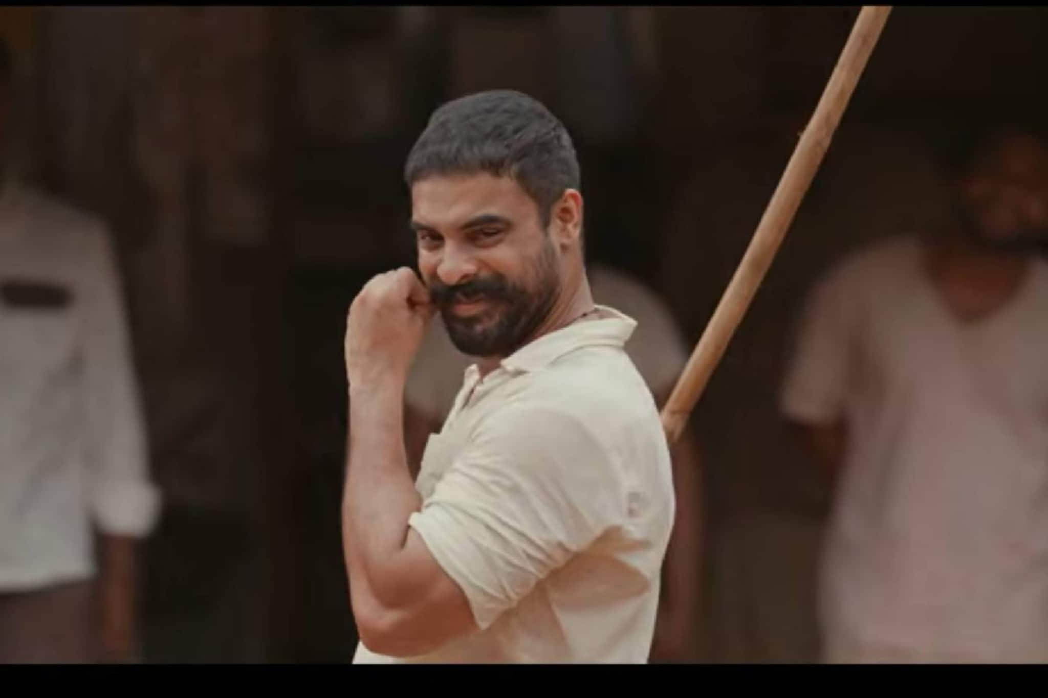 ചട്ടമ്പി ലുക്കിൽ ടൊവിനോ തോമസ് കേറിക്കൊളുത്തുമോ? പള്ളിച്ചട്ടമ്പിയുടെ ത്രസിപ്പിക്കുന്ന ട്രെയ്ലർ ചട്ടമ്പി ലുക്കിൽ ടൊവിനോ തോമസ് കേറിക്കൊളുത്തുമോ? പള്ളിച്ചട്ടമ്പിയുടെ ത്രസിപ്പിക്കുന്ന ട്രെയ്ലർ