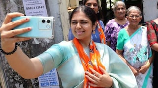 അഞ്ജലി നായർ തിരഞ്ഞെടുപ്പ് പ്രചാരണത്തിനിടെ അഞ്ജലി നായർ തിരഞ്ഞെടുപ്പ് പ്രചാരണത്തിനിടെ