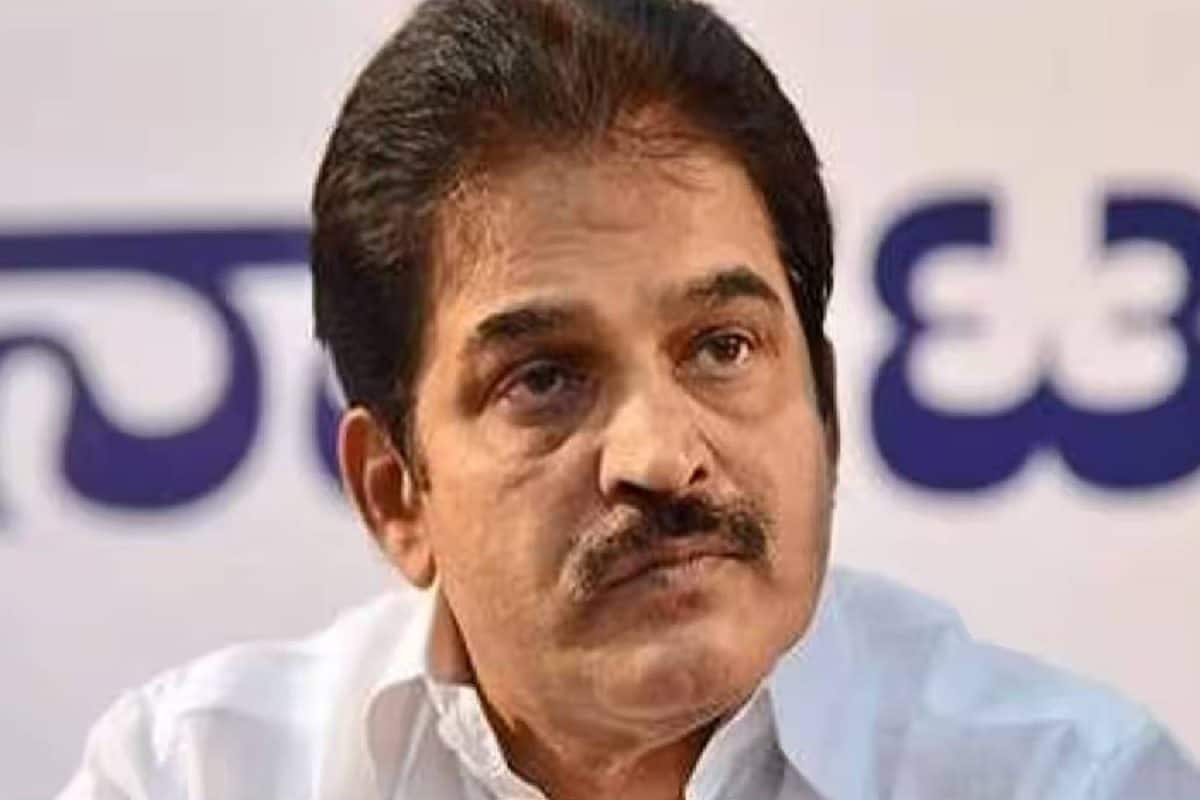 സിസിടിവി ചതിച്ചു! കോൺഗ്രസിൽ കലാപം ഉണ്ടാക്കാനായി വേണുഗോപാലിൻ്റെ ബോർഡ് വച്ച സിപിഎം പ്രവർത്തകൻ കുടുങ്ങി