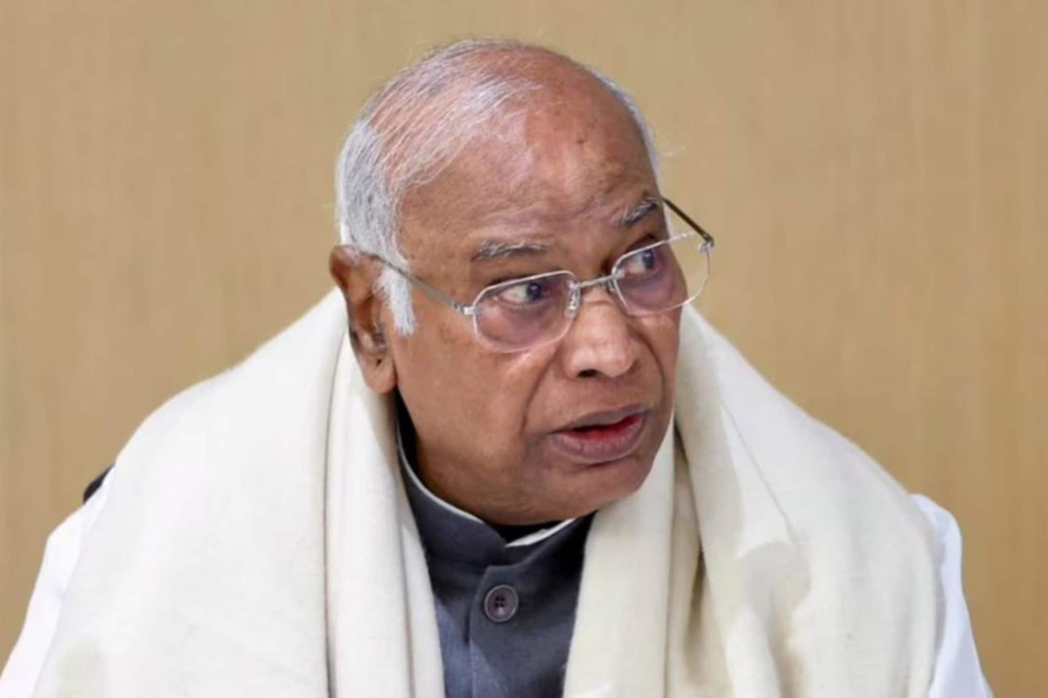 മാപ്പ്! ഗുജറാത്തികൾ നിരക്ഷരരെന്ന പരാമർശത്തിൽ കോൺഗ്രസ് അധ്യക്ഷൻ മല്ലികാർജുൻ ഖാർഗെ ഖേദം പ്രകടിപ്പിച്ചു