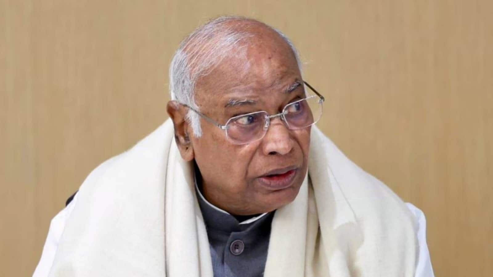 '24 മണിക്കൂറിൽ വിശദീകരണം' പ്രധാനമന്ത്രിക്കെതിരായ 'തീവ്രവാദി' പരാമർശത്തിൽ ഖാർഗെയ്ക്ക് തിരഞ്ഞെടുപ്പ് കമ്മീഷൻ നോട്ടീസ്
