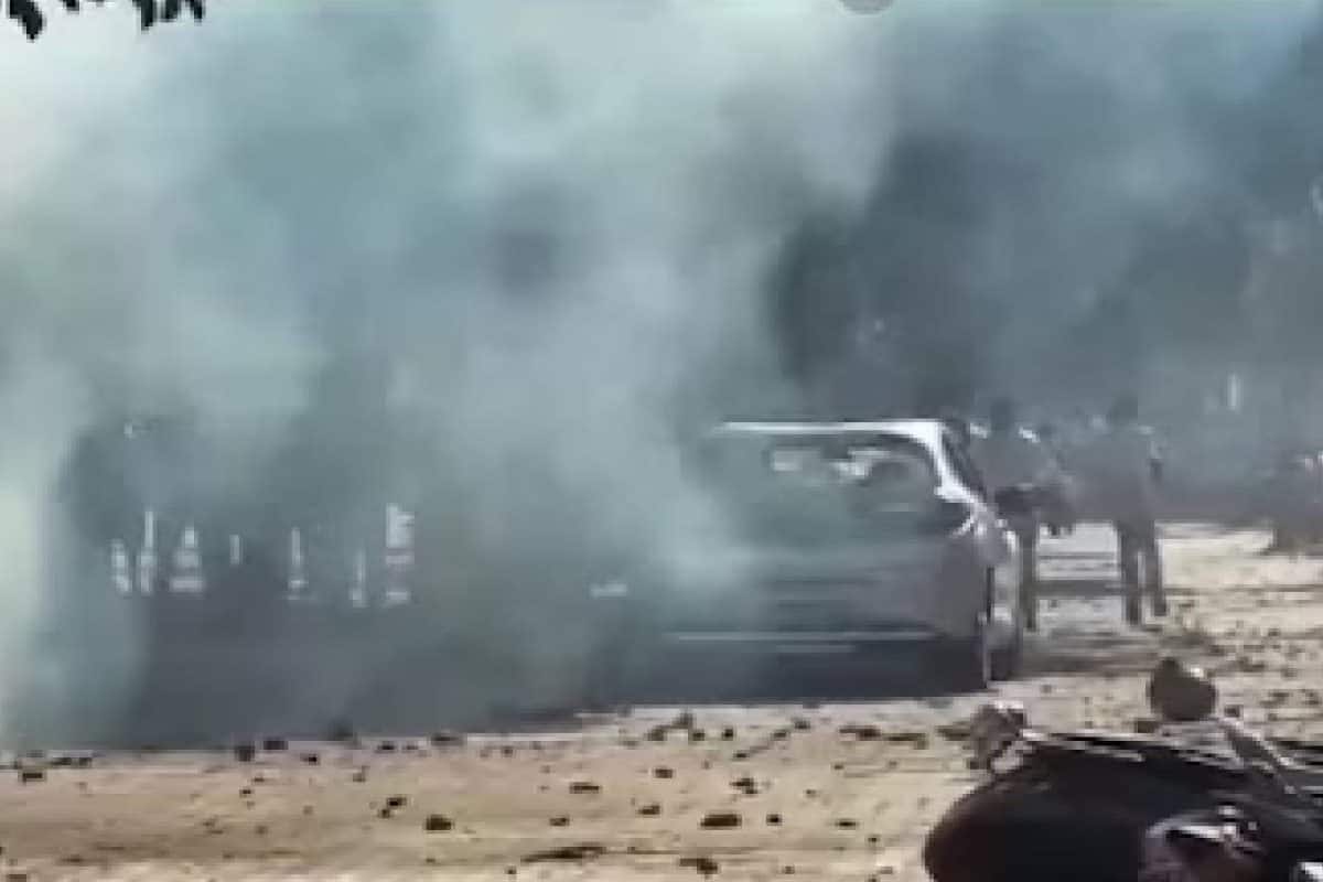 ശമ്പള വർധന ആവശ്യപ്പെട്ടുള്ള സമരം; നോയിഡയിൽ പൊലീസിന് നേരെ കല്ലേറ്: വാഹനങ്ങൾ കത്തിച്ചു