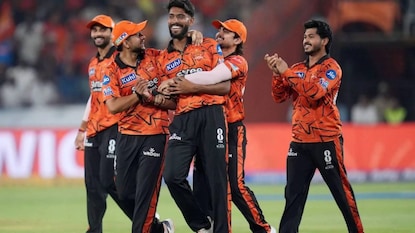 പ്രഫുൽ ഹിംഗെയെ അഭിനന്ദിക്കുന്ന സഹതാരങ്ങൾ പ്രഫുൽ ഹിംഗെയെ അഭിനന്ദിക്കുന്ന സഹതാരങ്ങൾ