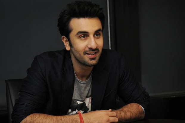 ബോളിവുഡ് നടന്മാരിൽ ഏറ്റവും കൂടുതൽ ആരാധകവൃന്ദമുള്ള താരമാണ് രൺബീർ സിംഗ്. താരത്തിന്റെ ഏറ്റവും പുതിയ ചിത്രമായ രാമായണത്തിനായി ആകാംക്ഷയോടെയാണ് പ്രേക്ഷകർ കാത്തിരിക്കുന്നത്. നിതേഷ് തിവാരി സംവിധാനം ചെയ്യുന്ന ചിത്രത്തിന്റെ ടീസർ ഈ മാസം രണ്ടിന് പുറത്തിറങ്ങിയിരുന്നു. പുറത്തെത്തി നിമിഷങ്ങൾക്കകം തന്നെ വലിയ സ്വീകാര്യത ലഭിച്ചിട്ടുണ്ട്. ചിത്രത്തിന്റെ പ്രമോഷന്റെ ഭാഗമായി നൽകിയ അഭിമുഖത്തിൽ സിനിമയിൽ വരുന്നതിന് മുമ്പ് താൻ നേരിട്ടുള്ള അവഗണനകളെ കുറിച്ച് മനസുതുറക്കുകയാണ് രൺബീർ കപൂർ. ബോളിവുഡ് നടന്മാരിൽ ഏറ്റവും കൂടുതൽ ആരാധകവൃന്ദമുള്ള താരമാണ് രൺബീർ സിംഗ്. താരത്തിന്റെ ഏറ്റവും പുതിയ ചിത്രമായ രാമായണത്തിനായി ആകാംക്ഷയോടെയാണ് പ്രേക്ഷകർ കാത്തിരിക്കുന്നത്. നിതേഷ് തിവാരി സംവിധാനം ചെയ്യുന്ന ചിത്രത്തിന്റെ ടീസർ ഈ മാസം രണ്ടിന് പുറത്തിറങ്ങിയിരുന്നു. പുറത്തെത്തി നിമിഷങ്ങൾക്കകം തന്നെ വലിയ സ്വീകാര്യത ലഭിച്ചിട്ടുണ്ട്. ചിത്രത്തിന്റെ പ്രമോഷന്റെ ഭാഗമായി നൽകിയ അഭിമുഖത്തിൽ സിനിമയിൽ വരുന്നതിന് മുമ്പ് താൻ നേരിട്ടുള്ള അവഗണനകളെ കുറിച്ച് മനസുതുറക്കുകയാണ് രൺബീർ കപൂർ.