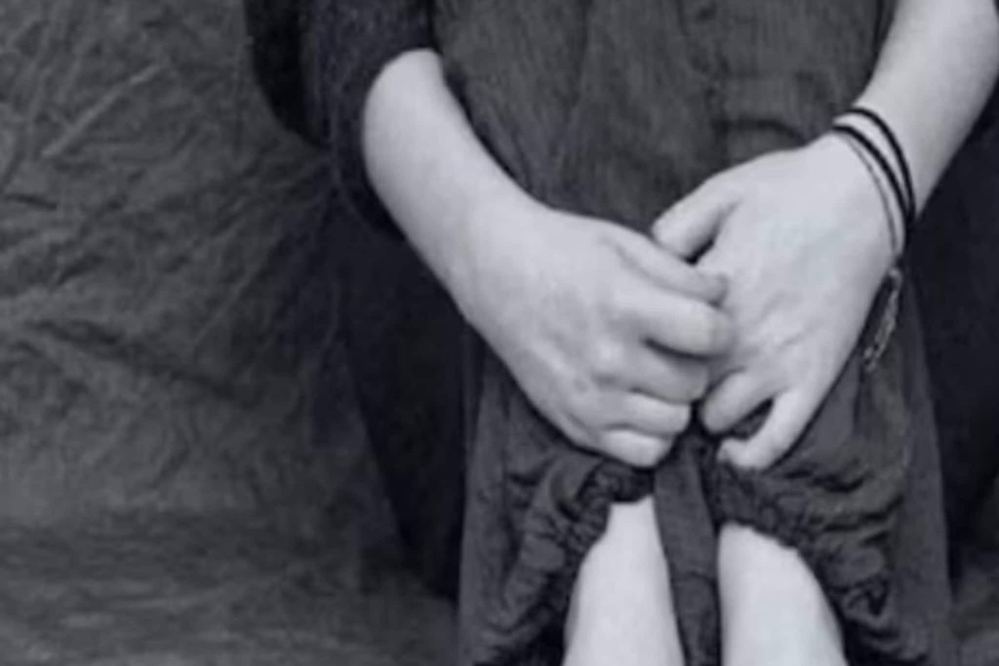 സർക്കാർ ജീവനക്കാരിയെ കത്തി കാണിച്ച് ബലാത്സം​ഗം ചെയ്തു; HIV ബാധിത എന്ന് പറഞ്ഞപ്പോൾ ഇരുമ്പുവടി കുത്തിയിറക്കി