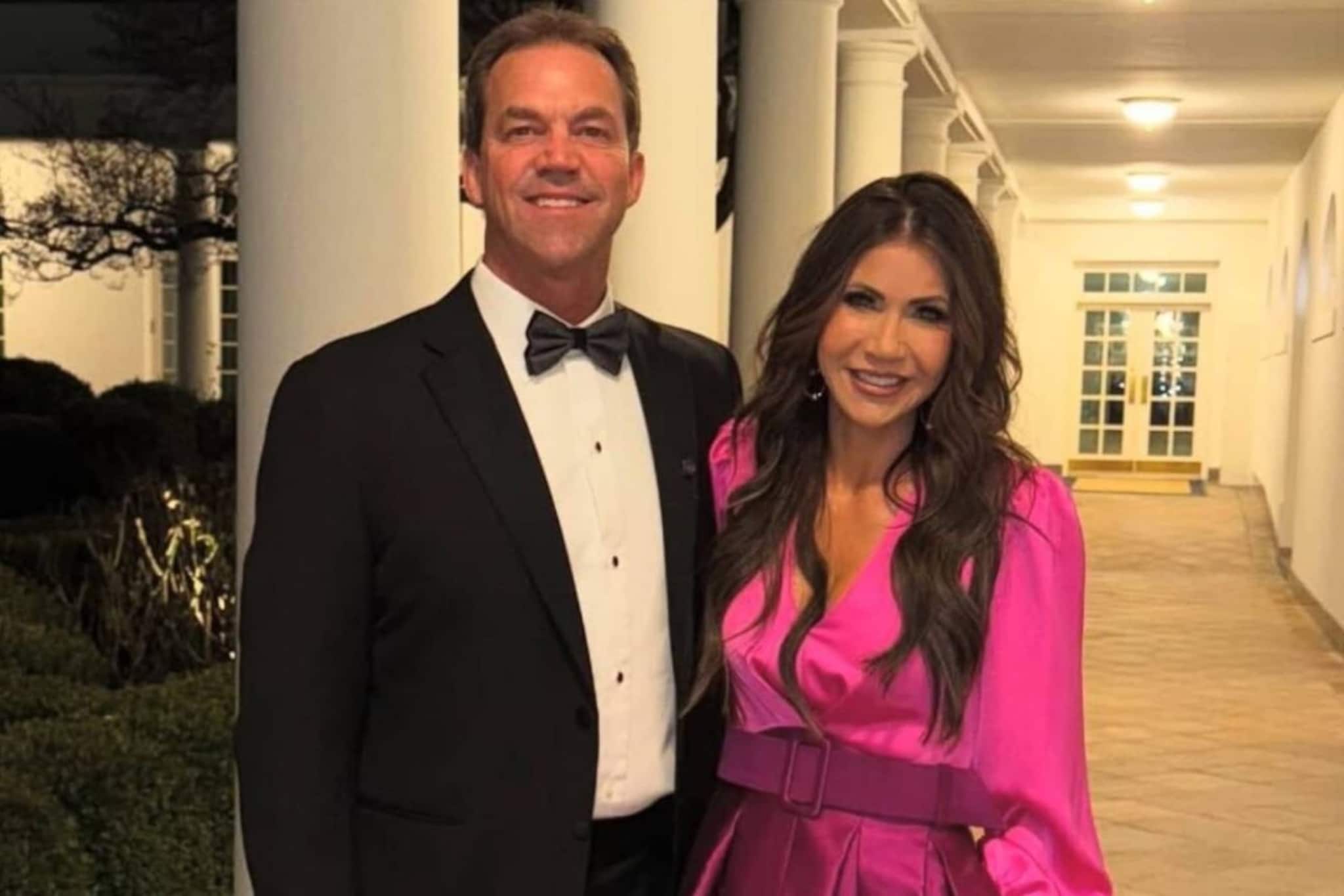 വ്യാജസ്തനങ്ങൾ വെച്ച് ട്രംപിന്റെ മുൻ ഉദ്യോ​ഗസ്ഥയുടെ ഭർത്താവ് സ്ത്രീകൾക്ക് സന്ദേശങ്ങൾ അയച്ചെന്ന് കണ്ടെത്തി