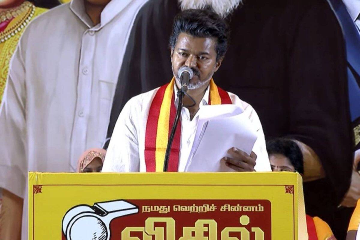 വിജയ്യുടെ ടിവികെ പ്രകടന പത്രിക: സ്ത്രീകൾക്ക് പ്രതിമാസ ധനസഹായം, 20 ലക്ഷം പലിശരഹിത വിദ്യാഭ്യാസ വായ്പ; 10 പ്രധാന വാഗ്ദാനങ്ങൾ