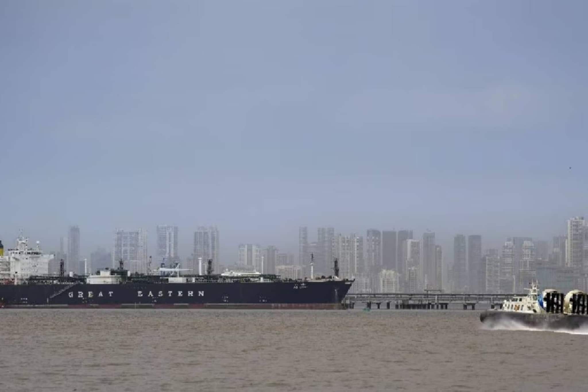 രണ്ട് ഇന്ത്യൻ എൽപിജി കപ്പലുകൾ കൂടി ഹോർമുസ് കടലിടുക്ക് കടന്നു;പേർഷ്യൻ ഗൾഫ് മേഖലയിൽ ഇന്ത്യൻ പതാകയുള്ള 16 കപ്പലുകളുണ്ടെന്ന് കേന്ദ്രം